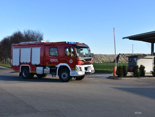 Pożar maszyny na terenie zakładu w Pawłowiczkach. Na miejscu 11 zastępów straży pożarnej