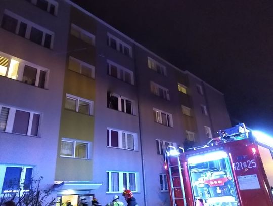 Pożar mieszkania w bloku na osiedlu Piastów. Częściowo ewakuowano budynek