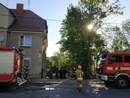 Pożar mieszkania w kamienicy przy ulicy Piastowskiej. Z budynku ewakuowano 9 osób. ZDJĘCIA