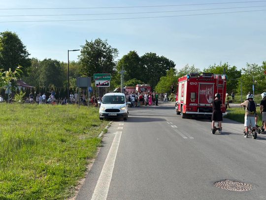 Pożar na nasypie kolejowym przy dojeździe do Kędzierzyna-Koźla. Trwa ewakuacja pasażerów z pociągu Pożar na nasypie kolejowym przy dojeździe do Kędzierzyna-Koźla. Trwa ewakuacja pasażerów z pociągu