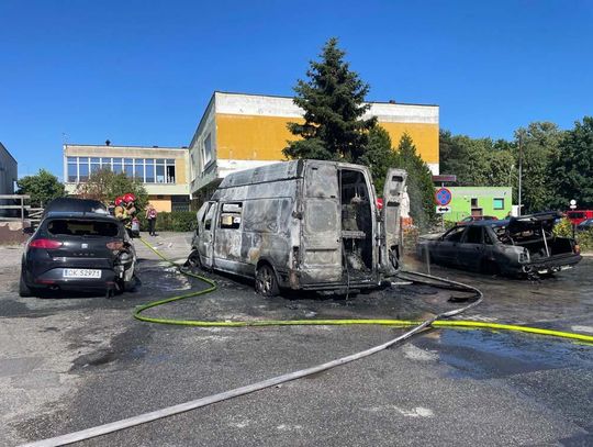 Pożar na parkingu i aż cztery auta w ogniu. Zaczęło się od dostawczaka. Akcja straży pożarnej