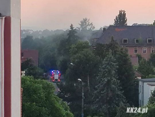 Pożar na terenie byłej jednostki wojskowej w Koźlu. Na miejscu wszystkie służby