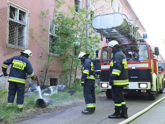 Pożar na terenie koszarów w Koźlu. W akcji cztery zastępy straży pożarnej. ZDJĘCIA