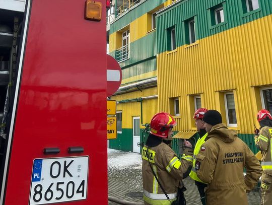 Pożar na terenie zakładów przemysłowych w Blachowni. Na miejscu kilka zastępów straży pożarnej