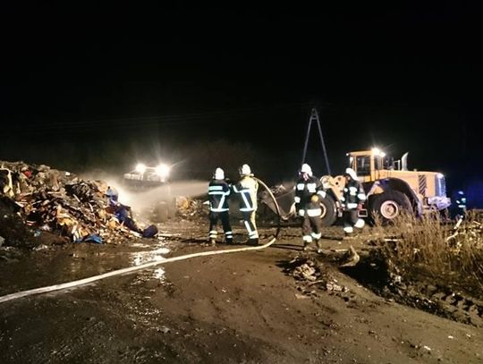 Pożar na wysypisku śmieci w Ciężkowicach. Ktoś podpalił odpady wielkogabarytowe. ZDJĘCIA