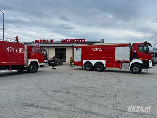Pożar na zapleczu sklepu meblowego. Interweniowało siedem zastępów straży pożarnej