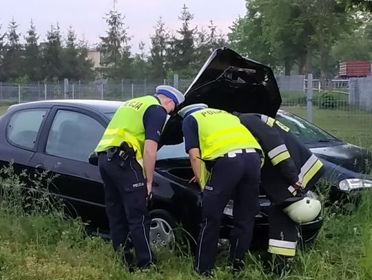 Pożar osobowego peugeota i błyskawiczna akcja strażaków w Reńskiej Wsi