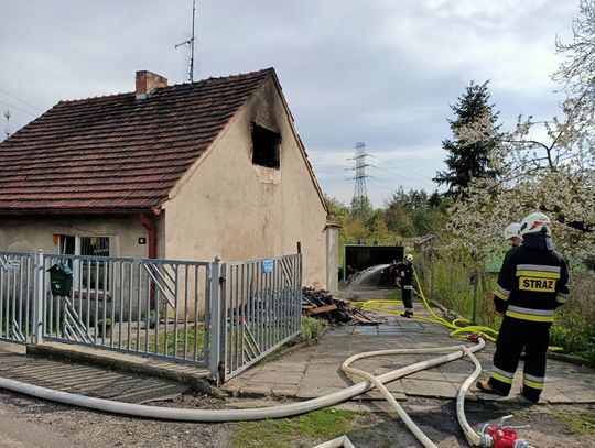 Pożar poddasza w domu jednorodzinnym. Interweniuje kilka zastępów straży pożarnej