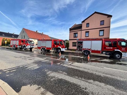 Pożar przy głównym skrzyżowaniu w Kłodnicy. Ogień pojawił się w pomieszczeniu z magazynami energii