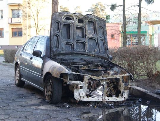 Pożar przy ulicy Tuwima. Nad ranem spłonął kolejny samochód. ZDJĘCIA