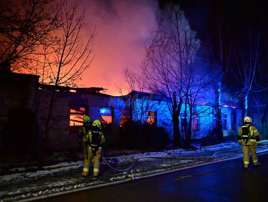 Pożar pustostanów w Śródmieściu. Kilkanaście zastępów straży walczyło z ogniem. ZDJĘCIA