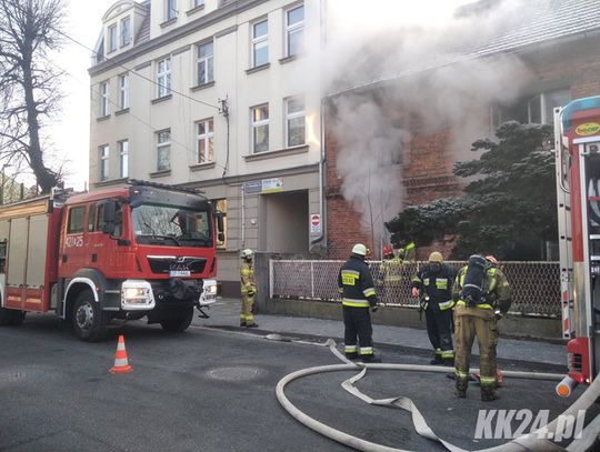 Pożar pustostanu przy ulicy Grunwaldzkiej. Z budynku wydobywały się kłęby dymu