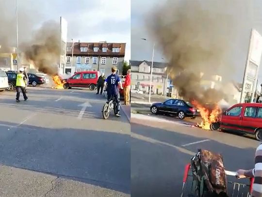 Pożar samochodu na parkingu pod supermarketem. Akcja straży pożarnej. WIDEO