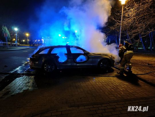 Pożar samochodu na parkingu przy kinie Chemik. Luksusowy mercedes spłonął doszczętnie. ZDJĘCIA