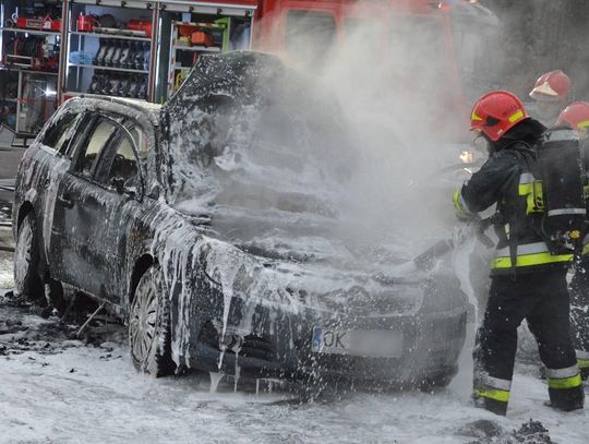 Pożar samochodu na ulicy Wojska Polskiego. Opel zapalił się podczas jazdy. ZDJĘCIA