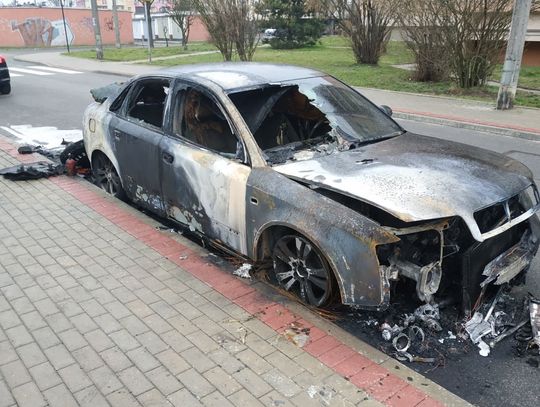 Pożar samochodu osobowego w Koźlu. Ucierpiały też dwa inne pojazdy. ZDJĘCIA