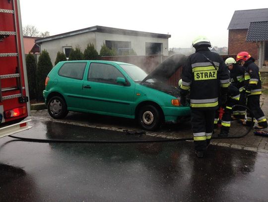 Pożar samochodu w Większycach. W akcji trzy zastępy straży pożarnej. ZDJĘCIA