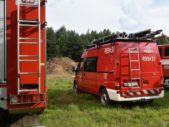 Pożar składowiska trocin w pobliżu Cisowej. W akcji osiem zastępów straży pożarnej