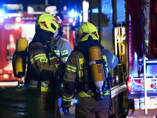 Pożar słomy w oborze. Sześć zastępów straży pożarnej interweniowało w Kózkach