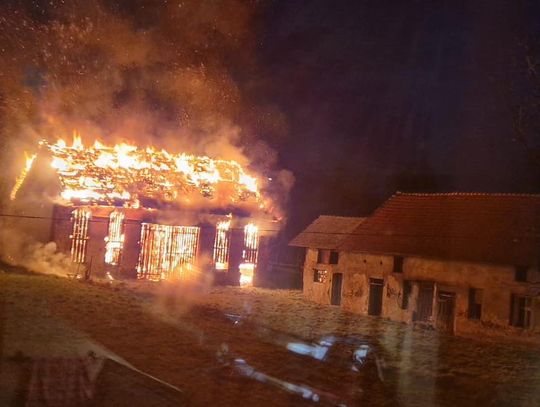 Pożar stodoły w Łanach. W akcji gaszenia wzięło udział kilka zastępów straży pożarnej. ZDJĘCIA