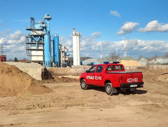 Pożar suchej trawy na wale przeciwpowodziowym w Rogach