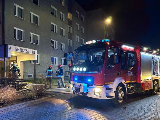 Pożar w bloku na osiedlu Piastów-Powstańców Śląskich. Na miejscu interweniują służby ratunkowe