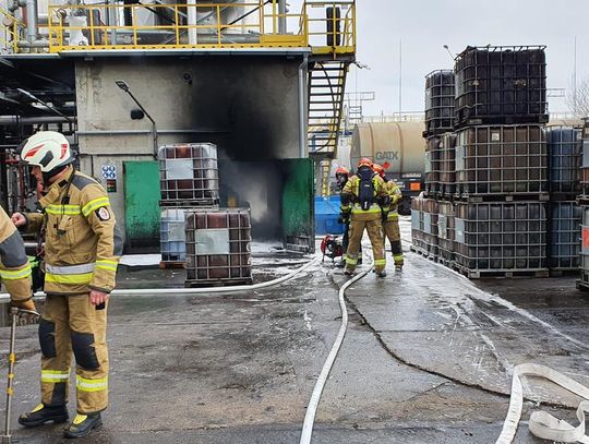 Pożar w firmie w strefie przemysłowej w Blachowni. Na miejscu znaczne siły straży pożarnej