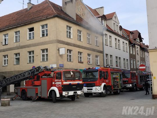 Pożar w kamienicy przy Rynku w Koźlu. Ewakuowano mieszkańców. Trwa akcja gaśnicza