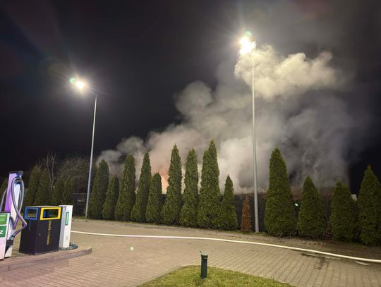 Pożar w Kłodnicy. Strażacy działają, ogień w tym samym miejscu co dwa tygodnie temu. WIDEO