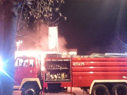 Pożar w mieszalni farb przy ulicy Bema na Pogorzelcu. W akcji osiem jednostek straży pożarnej. WIDEO. ZDJĘCIA