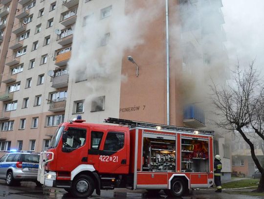 Pożar w mieszkaniu przy ulicy Pionierów. Wewnątrz matka z dwójką małych dzieci. ZDJĘCIA