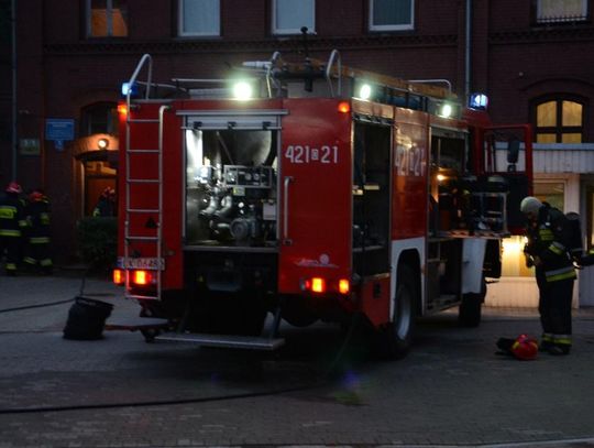 Pożar w piwnicy kamienicy przy ulicy Traugutta. Na miejscu straż pożarna i policja. ZDJĘCIA