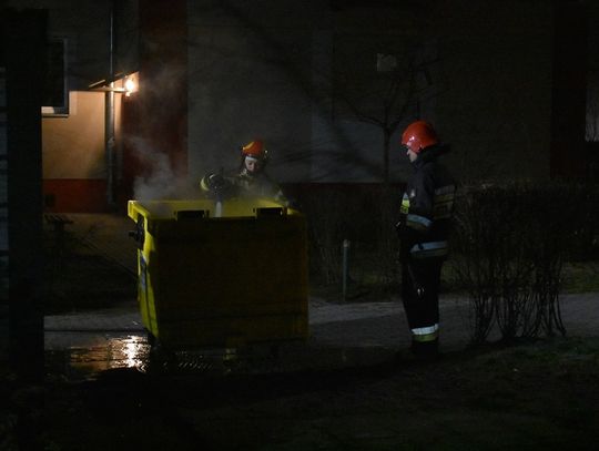 Pożar wiaty śmietnikowej. Mieszkańcy jako pierwsi ruszyli gasić ogień