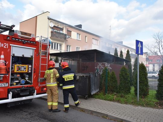 Pożar wiaty śmietnikowej na Pogorzelcu. Interweniowali strażacy