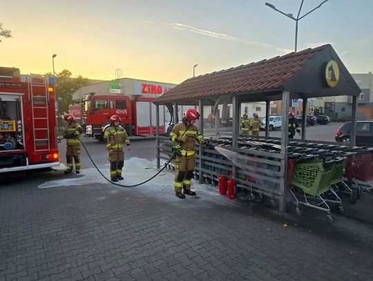 Pożar wiaty wózków sklepowych w Śródmieściu. Niewykluczone, że doszło do podpalenia