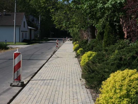 Prace na drodze powiatowej Karchów-Borzysławice postępują. Powstaje nowy chodnik