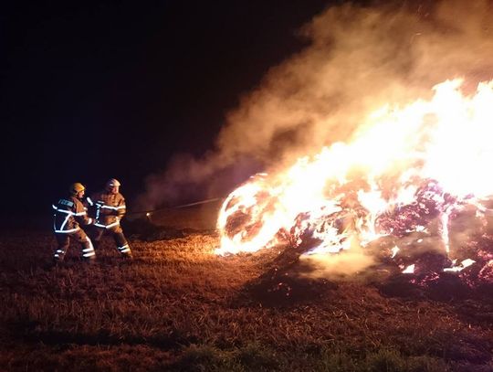 Pracowita noc strażaków. Ratownicy przez siedem godzin walczyli z pożarem stogu słomy. ZDJĘCIA