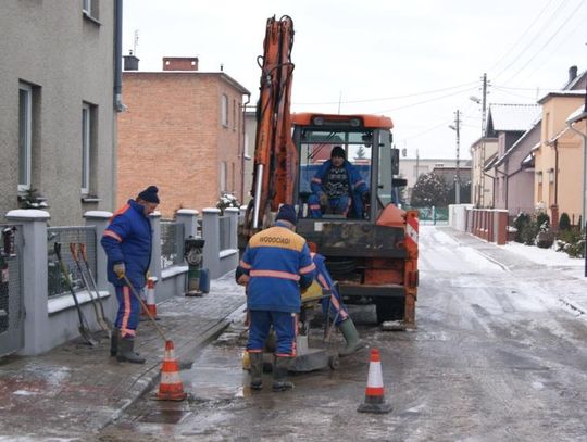 Pracownicy miejskich wodociągów usunęli awarię sieci w Koźlu