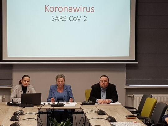 Pracownicy służby zdrowia rozmawiali o koronawirusie. Jest pierwszy przypadek zachorowania w Polsce