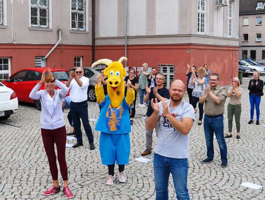 Pracownicy starostwa też włączyli się w akcję pomagania. Podjęli wyzwanie GaszynChallenge. WIDEO