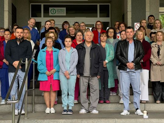 Pracownicy szpitala w Kędzierzynie-Koźlu w hołdzie dla zamordowanego lekarza. Chwila ciszy, która wybrzmiała głośniej niż słowa