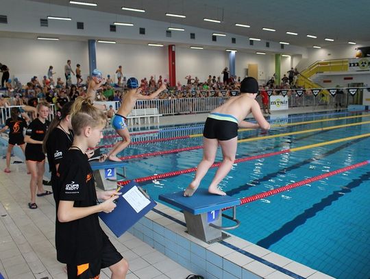 Prawie 170 uczestników Młodej Ligi w Pływaniu. Uczniowska rywalizacja w Kędzierzynie-Koźlu