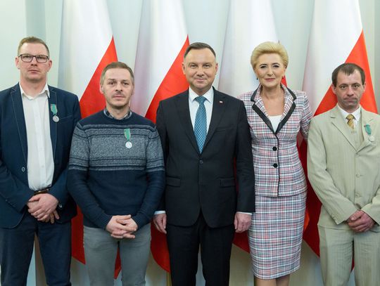 Prezydent Andrzej Duda odznaczył bohaterów, którzy ruszyli na pomoc ofiarom wybuchu w kamienicy