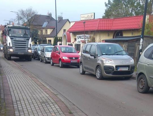 Problem przy cmentarzu Kuźniczka. Ciężarówki z rozbudowy przepychają się zatłoczonymi uliczkami