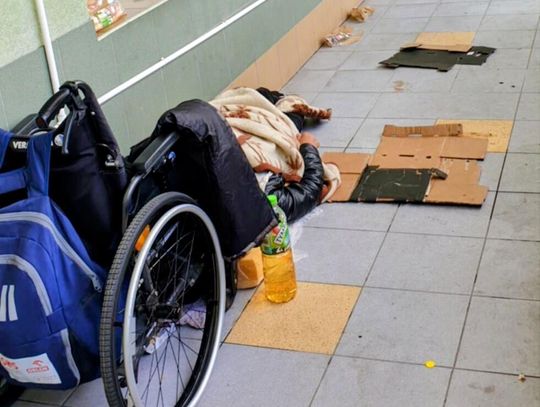 Problem z bezdomnym pod przychodnią przy Harcerskiej rozwiązany. Niepełnosprawny mężczyzna trafił do schroniska