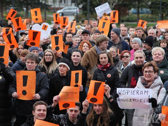 Protestujący nauczyciele skrzyknęli się na placu Wolności. "Nie jestem nierobem!"