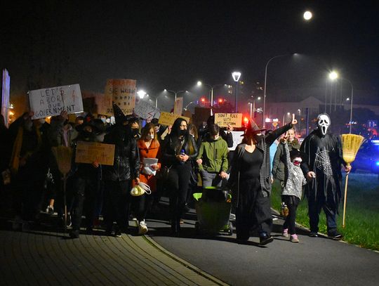 Protestujący wrócili na ulice Kędzierzyna-Koźla. Niektórzy idą w przebraniu halloweenowym