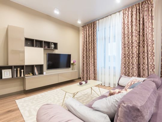 Przechowywanie w salonie: jakie meble pomagają utrzymać porządek?