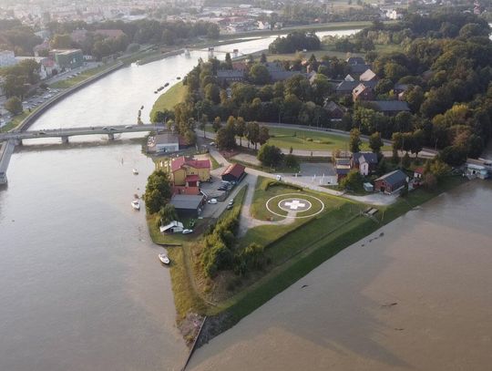 Przed mieszkańcami Kędzierzyna-Koźla i służbami kolejna trudna noc. Fala powodziowa przepływa przez miasto. WIDEO