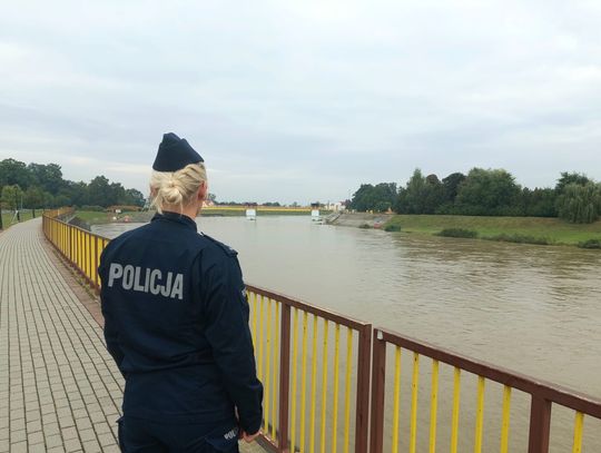 Przedłużony zostaje tymczasowy bezwzględny zakaz poruszania się po wałach przeciwpowodziowych rzek